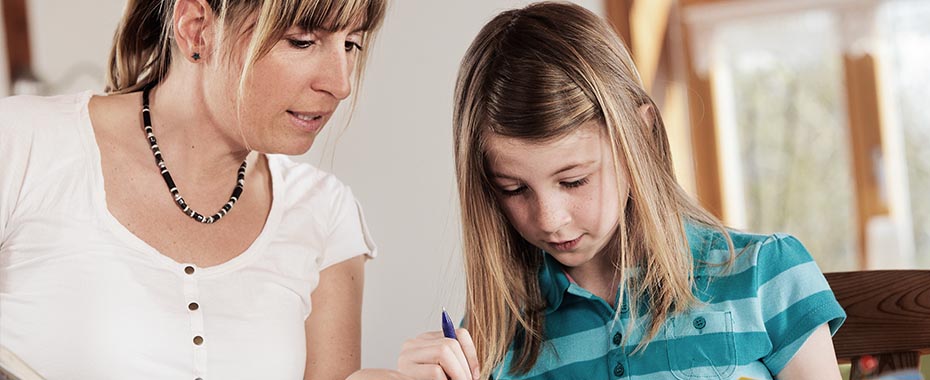 Mutter und Kind beim Lernen.